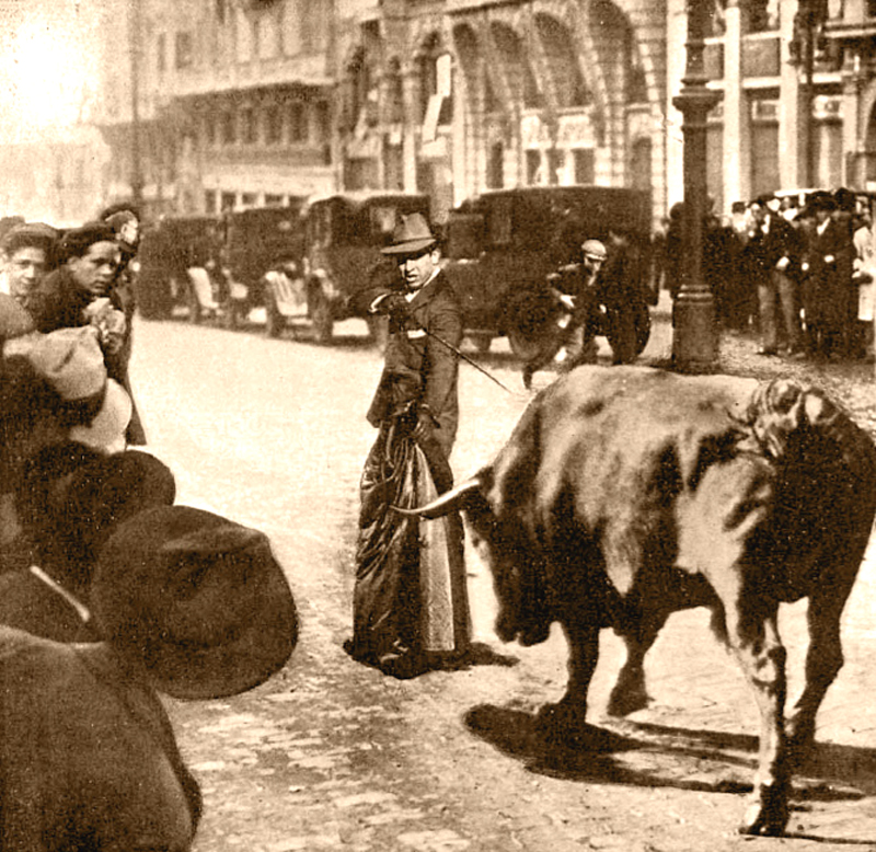 1928. El fortuna mata a un toro escapado en la Gran Vía
